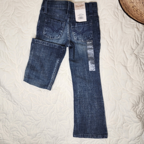 Wrangler Girls Stretch Boot cut Jean, size 6 mid-blue. - Picture 2 of 9